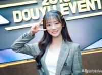 Rookie公布恋情，女友正是英雄联盟官方主持人小钰