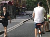 情侣骑共享单车秀恩爱,路人给这对情侣一个"王之侧视"