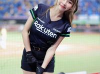 林襄mizuki骑马素颜美照曝光　揭脖子”种草莓”真相