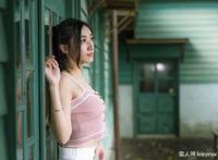 真木今日子靠着墙壁晒太阳