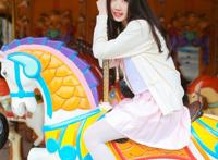 美女游乐场玩嗨了
