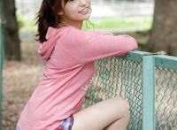 金发可爱的白色毛衣女孩