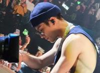 ​王嘉尔踩空摔下舞台视频 王嘉尔伤势严重吗?