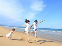 李小璐删掉与贾乃亮结婚背景照 网友热议：两人是否已经离婚?