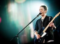 黄贯中为什么叫阿paul，黄贯中当年砸吉他是怎么回事