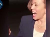 哈里斯大笑回应阿富汗问题,这是什么情况？