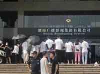 李维嘉代言疑似翻车 代言产品跑路,加盟商到湖南卫视门口维权