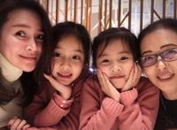 于明加的两个女儿图片曝光,引得众网友齐喊丈母娘