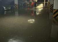 杭州暴雨:有车库被淹 市民拍到暴风雨借风势如泼水一般