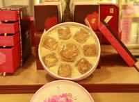 男子买到早产月饼 商家称是日期印错愿意赔偿