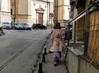 海外失联女子父亲称女儿精神有问题 失联前沟通正常,家中贴满奖状