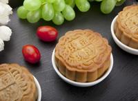 上海人台风天排长队买月饼 每人限购四盒