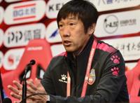 高洪波和里皮，为什么在输了比赛之后，马上在发布会上宣布辞职？