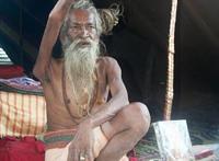 印度苦行僧残忍修行图片，印度苦行僧吃浮尸是真的吗？