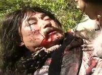 《康熙王朝》中，阿密达大喊要砍掉康熙的头为父报仇，康熙为什么转身送给了他一把短剑？