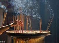 佛门寺院多了一群特殊的“女香客”！央视网：这群佛媛真是欲壑难填