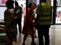 大妈拒扫码还一巴掌抡倒防疫人员,是什么原因呢？