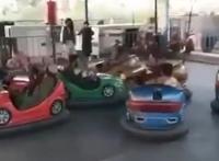 塔利班士兵在游乐场玩碰碰车,众人持枪氛围欢乐!