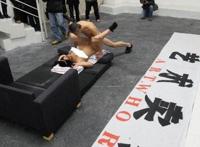艺术卖比：行为艺术，男子当众展示性行为被警方带走