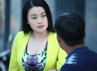 关婷娜凭借90E“巨乳”挺“胸”抢镜（图）