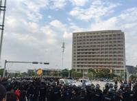 昆明城管全副武装围殴商贩震惊国人