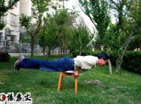 什么是趴街？老杨同志以身示范