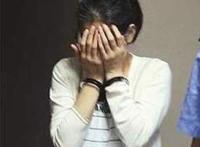 贪官情妇出庭受审：捂脸的与昂脸的？