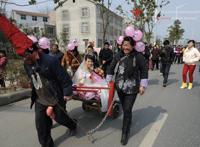 ■实拍•湖北襄阳街头迎亲惊现“烧火佬”