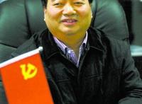 建筑商雇18岁美女为雷政富当情人 并拍不雅视频