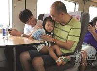 耳机暖男哄小萝莉走红：感动源于社会冷漠