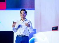 突发|李彦宏演讲现场被从头顶浇水，浑身湿透（附视频）