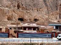 贫困县花巨款建起数公里“遮羞墙”