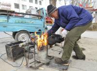 「嘭！」这种怀旧的「大炮手摇爆米花机」，你有多久没见过了？