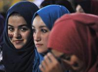 卡扎菲逃了！利比亚美女庆祝战争胜利【组图】