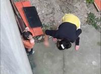 网曝女子打小孩扒裤子虐待孩子5分钟(图)