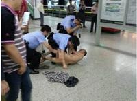 上海一男子“裸乘”地铁被带走