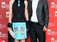 黄渤与老婆亲密照曝光很有夫妻相（图）