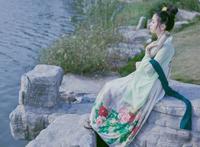 『观微见菩』万物生：风在摇它的叶，草在结它的籽°