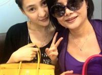 郭美美又在微博晒命 秀美腿和万元水晶鞋