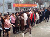 海南女人赤脚拔河闹新春