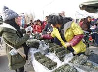 女记者兼职地摊西施为山里老人送希望