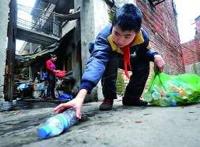 重庆13岁男孩捡瓶子为自己攒8000元手术费(组图)