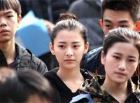 实拍上戏艺考美女考生清新靓丽（图）