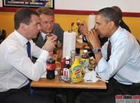 奥巴马带俄总统小店吃汉堡，给中国官员上了一课