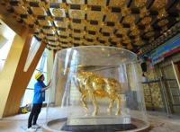 华西村“金牛”展示的是穷奢极欲