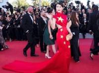 女星戛纳电影节着国旗装，为何与赵薇着日本军旗装都会被喷？