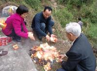 清明节为何要在坟墓前烧纸钱