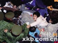 春运又添悲情：广州火车站一名旅客被人流挤倒身亡！