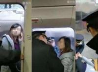 高铁拦车女身后，我看见了一个缺乏温情的中国