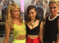 邓紫棋与美国名媛合影风骚爆乳抢镜（图）